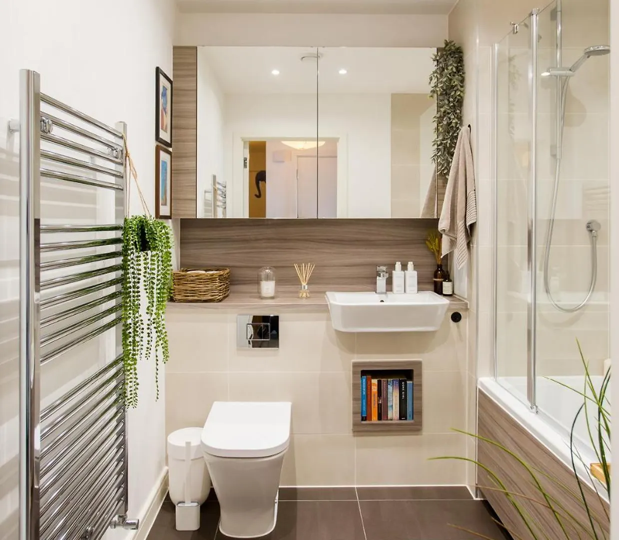 2-Bed & 2 Bathroom, Balcony & Parking - Close To Dagenham East & Romford Station 0*,  United Kingdom