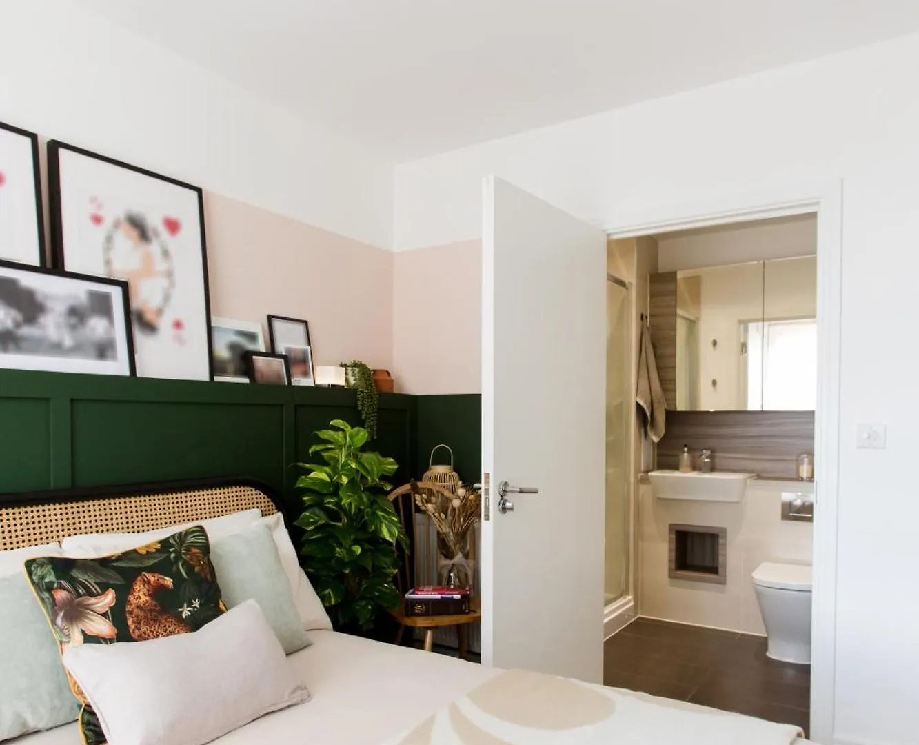 2-Bed & 2 Bathroom, Balcony & Parking - Close To Dagenham East & Romford Station Apartment