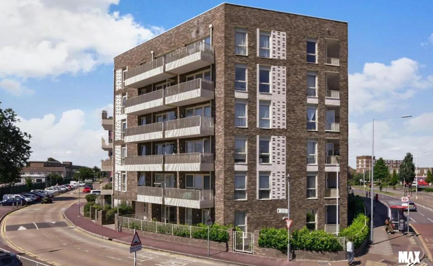 2-Bed & 2 Bathroom, Balcony & Parking - Close To Dagenham East & Romford Station