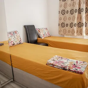  Apartment Floral, 5 Bed House In London With Garden, Parking