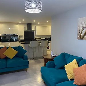 Apartment Modern 2 Bedroom Flat With Sky Tv & Free Parking
