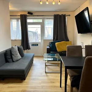  Holiday home London Deluxe 6 Bedroom House