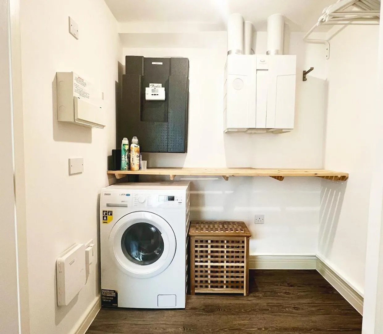 2-Bed & 2 Bathroom, Balcony & Parking - Close To Dagenham East & Romford Station Apartmán